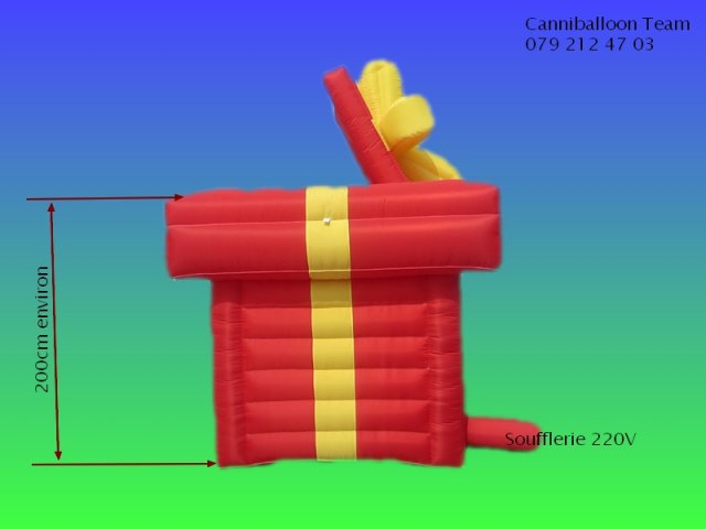 paquet cadeau, hauteur env. 200cm, couvercle qui s'ouvre pour laché ballons ou autre surprise